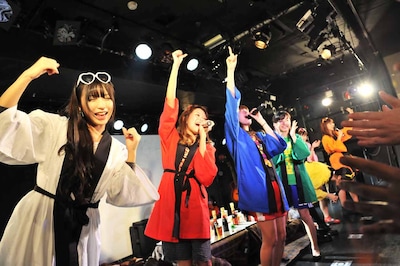 「気分はサイコー！サイコー！サイコー！」を披露するクルーたち。