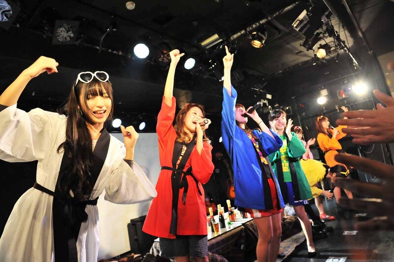「気分はサイコー！サイコー！サイコー！」を披露するクルーたち。