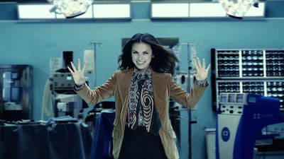 手術室で歌唱するSuperfly。