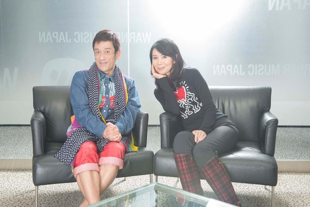 左からクリス松村、竹内まりや。