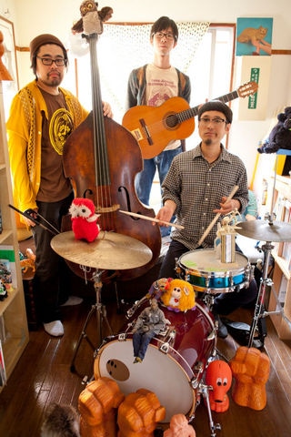 東京・WWWでのワンマンライブに出演するメンバー。左から岩見継吾（B）、Alfred Beach Sandal（Vo, G）、光永渉（Dr）。