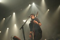 ライブイベント「THE ROCK FACTORY」でパフォーマンスを披露するBOOM BOOM SATELLITES。