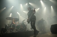 ライブイベント「THE ROCK FACTORY」でパフォーマンスを披露するBOOM BOOM SATELLITES。