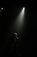 ライブイベント「THE ROCK FACTORY」でパフォーマンスを披露するBOOM BOOM SATELLITES。