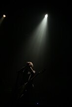 ライブイベント「THE ROCK FACTORY」でパフォーマンスを披露するBOOM BOOM SATELLITES。