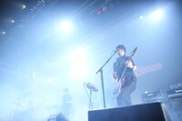 ライブイベント「THE ROCK FACTORY」でパフォーマンスを披露するBOOM BOOM SATELLITES。