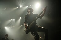 ライブイベント「THE ROCK FACTORY」でパフォーマンスを披露するBOOM BOOM SATELLITES。