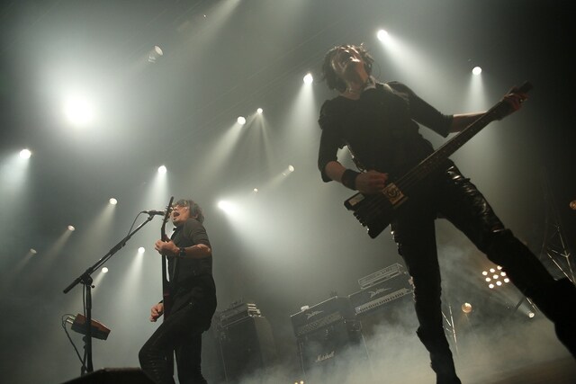 ライブイベント「THE ROCK FACTORY」でパフォーマンスを披露するBOOM BOOM SATELLITES。