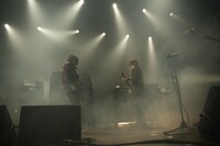 ライブイベント「THE ROCK FACTORY」でパフォーマンスを披露するBOOM BOOM SATELLITES。