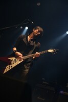 ライブイベント「THE ROCK FACTORY」でパフォーマンスを披露するBOOM BOOM SATELLITES。