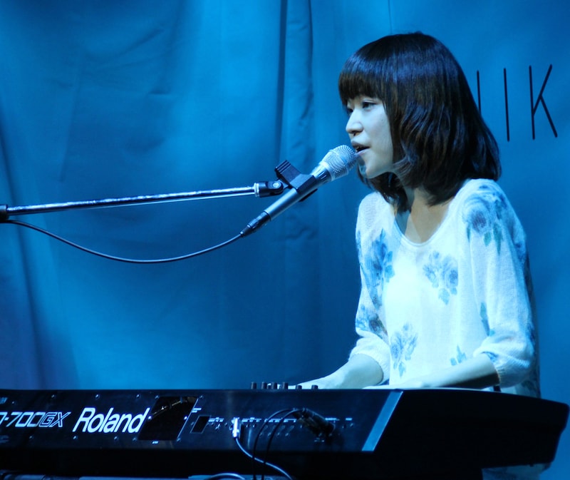 11月に実施された「日経キャリアコレクション2013」出演時の川嶋あい。