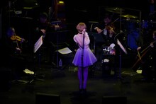 椎名林檎「椎名林檎十五周年 党大会 平成二十五年神山町大会」の様子。（撮影：荒井俊哉）