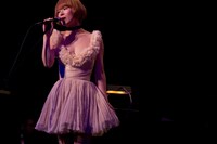 椎名林檎「椎名林檎十五周年 党大会 平成二十五年神山町大会」の様子。（撮影：荒井俊哉）