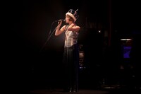 椎名林檎「椎名林檎十五周年 党大会 平成二十五年神山町大会」の様子。（撮影：荒井俊哉）