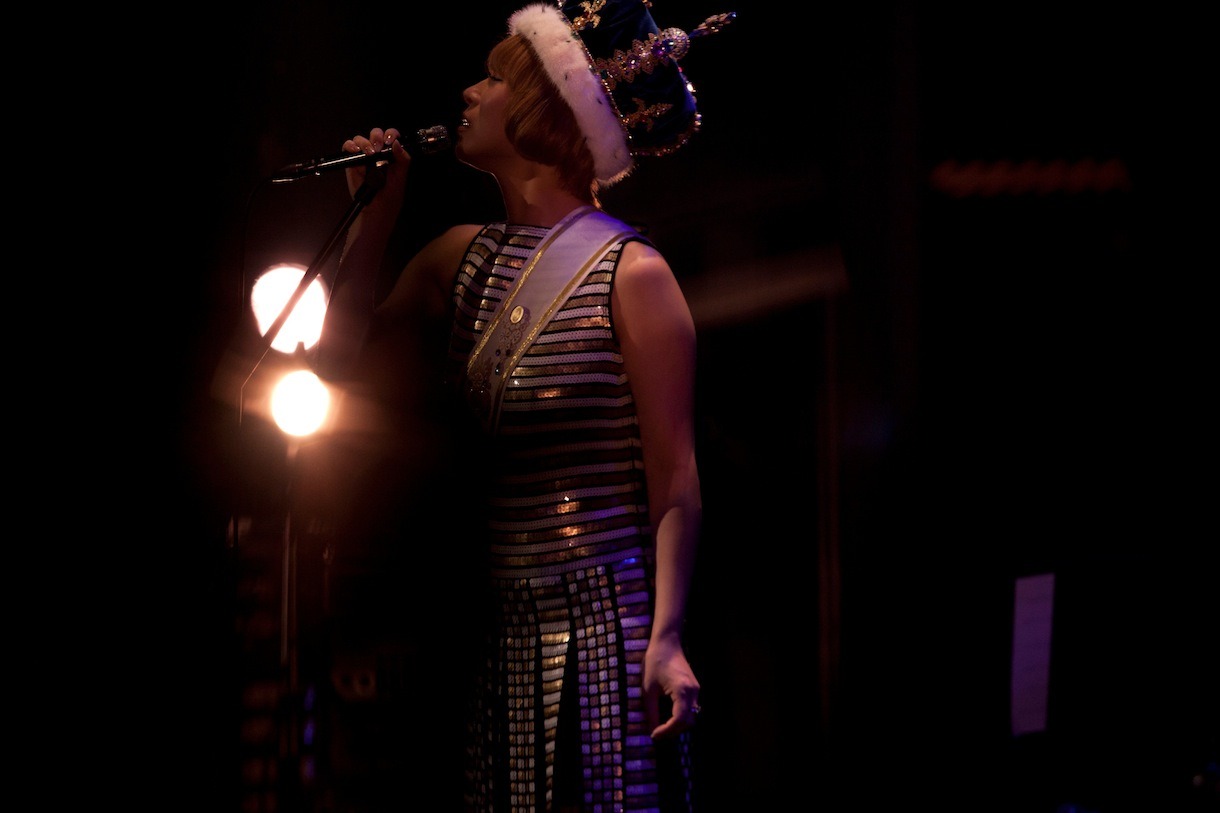 椎名林檎「椎名林檎十五周年 党大会 平成二十五年神山町大会」の様子。（撮影：荒井俊哉）