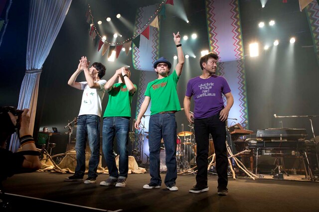 ダブルアンコール後、客席に挨拶する4人。（撮影：山本倫子）