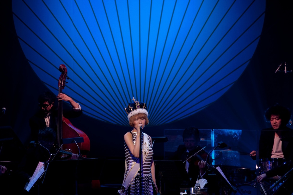 椎名林檎「椎名林檎十五周年 党大会 平成二十五年神山町大会」の様子。（撮影：荒井俊哉）