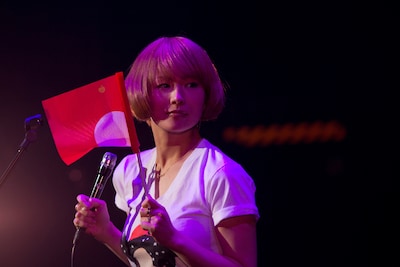 椎名林檎「椎名林檎十五周年 党大会 平成二十五年神山町大会」の様子。（撮影：荒井俊哉）