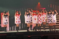 モーニング娘。「モーニング娘。コンサートツアー2013秋 ～CHANCE!～」ライブの様子。