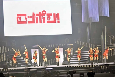 会場全体と「ニッポン！」コールを行うモーニング娘。