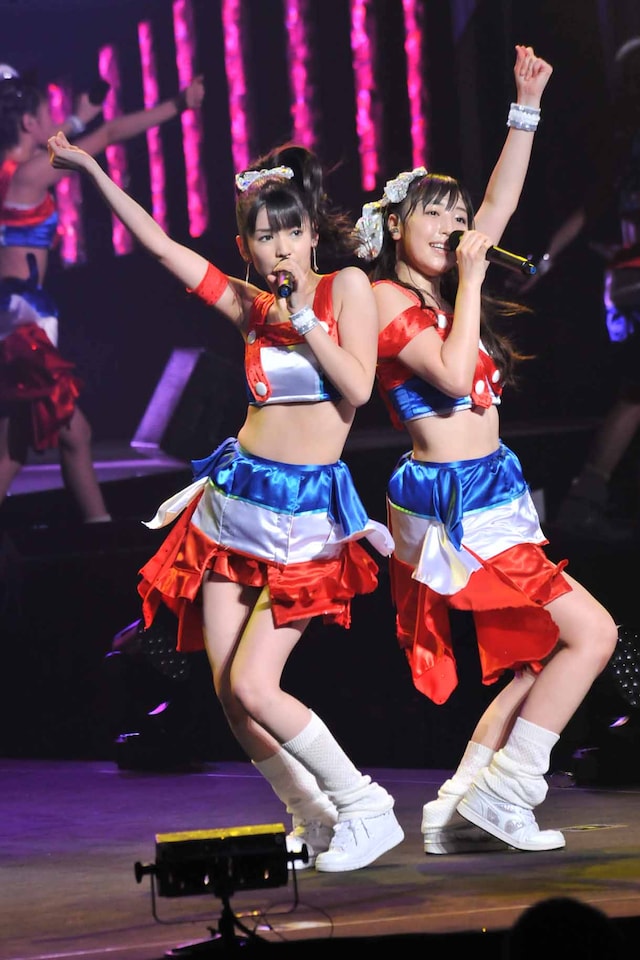 左から道重さゆみ、譜久村聖。