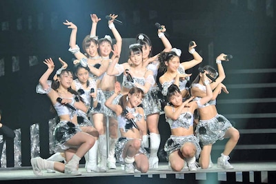 モーニング娘。「モーニング娘。コンサートツアー2013秋 ～CHANCE!～」ライブの様子。