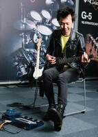 ギターシンセGR-55を試用中の藤田勇。