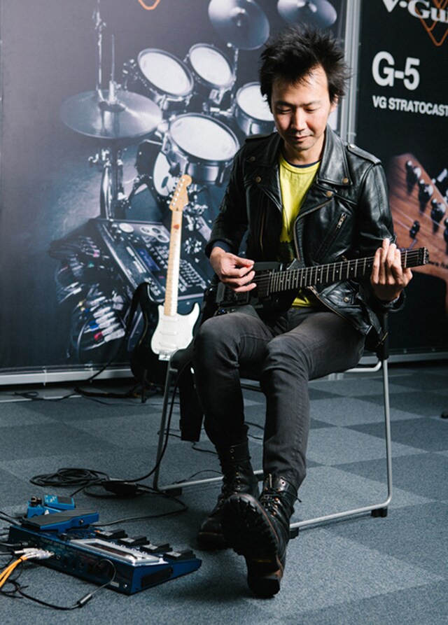 ギターシンセGR-55を試用中の藤田勇。