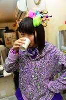 ドリンクを飲む大黒柚姫。