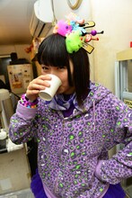 ドリンクを飲む大黒柚姫。