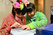 アオキーズ・ピザが届けられテンションが上がる秋本帆華（左）と坂本遥奈（右）。