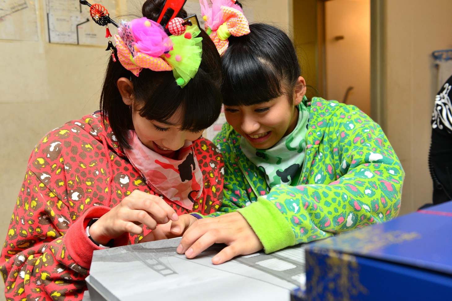 アオキーズ・ピザが届けられテンションが上がる秋本帆華（左）と坂本遥奈（右）。