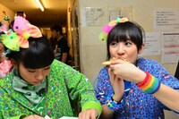 大好きなテリヤキチキンピザを夢中で頬張る咲良菜緒（右）。