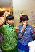 アオキーズ・ピザに大満足の坂本遥奈（左）と咲良菜緒（右）。