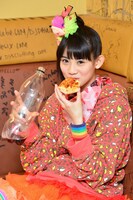 1.5リットルのペットボトルドリンクで豪快にピザを流し込む秋本帆華。