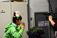 イベント配信前、画面の前で待機する視聴者の前に突然登場した坂本遥奈。