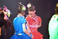 咲良菜緒と見つめ合う秋本帆華。