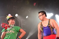 坂本遥奈を無表情で凝視するゴンゾー。