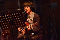 成山剛（Vo, G）（撮影：古渓一道）