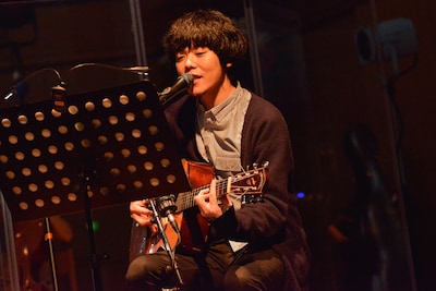 成山剛（Vo, G）（撮影：古渓一道）