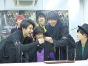 苦い特製ドリンクで乾杯するコーイチ、リョウガ、タカシ。