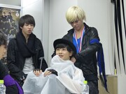 タクヤにレインコートを着せるカイ。