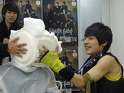 最下位のタクヤにパイを投げる1位のユースケ。