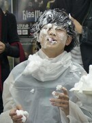 顔面パイ投げをくらったタクヤ。