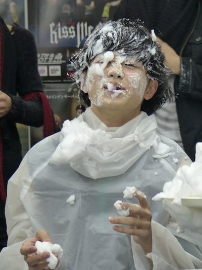 顔面パイ投げをくらったタクヤ。