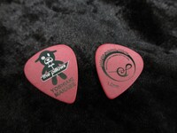 「SAGO RUTILE / Burgundy Mist」と「SEED RUTILE」に付属する真鍋吉明モデルのピック。