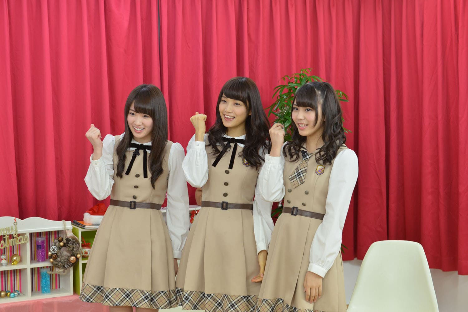 乃木坂46。左から高山一実、川後陽菜、深川麻衣、中田花奈、松村沙友理