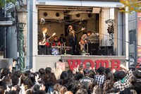 本日12月1日に大阪・アメリカ村三角公園で行われたムックのフリーライブの様子。