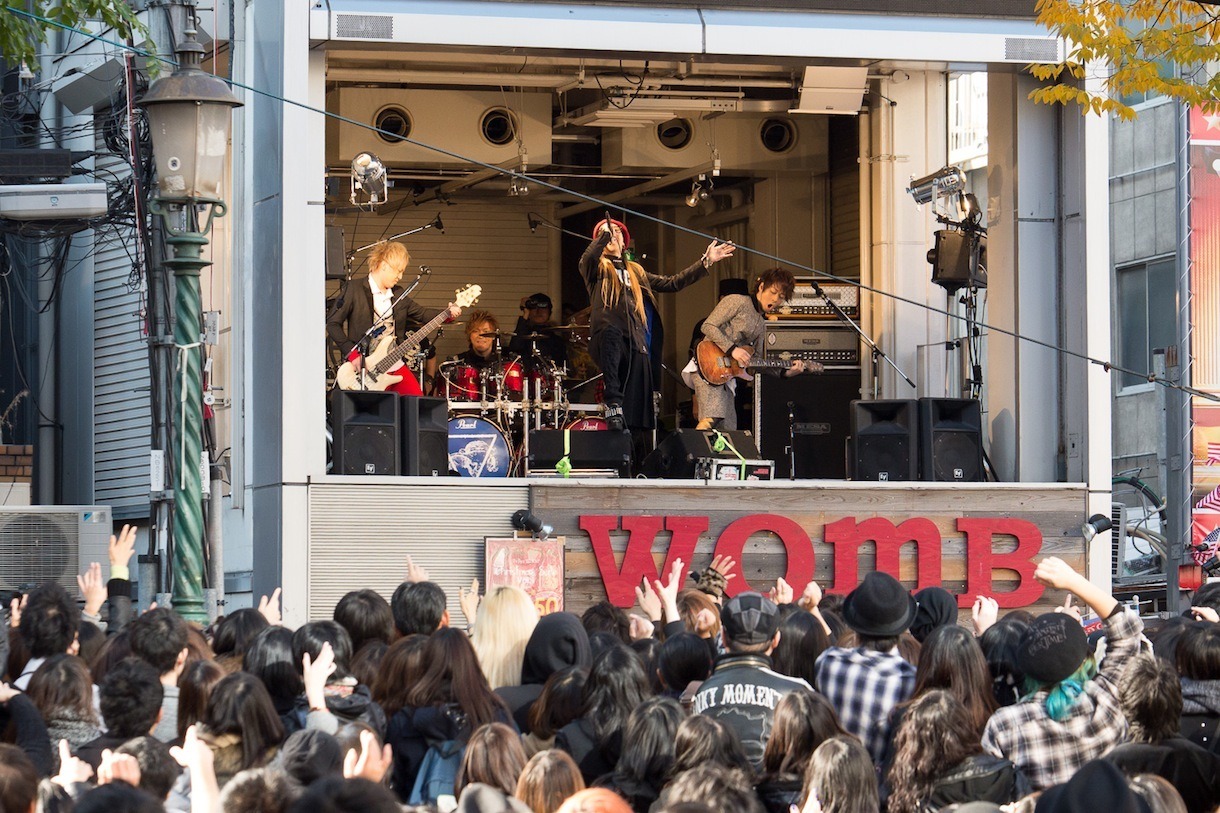 本日12月1日に大阪・アメリカ村三角公園で行われたムックのフリーライブの様子。
