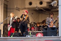本日12月1日に大阪・アメリカ村三角公園で行われたムックのフリーライブの様子。